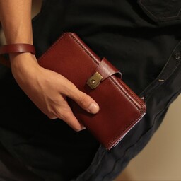 کیف پول مردانه جادار دستدوز چرمی دوخته شده با چرم طبیعی بزی و نخ موم زده برند کرد قابل اجرا در رنگ دلخواه