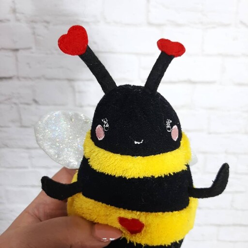 عروسک زنبور با طراحی فوق العاده جذاب و زیبا و رنگبندی شارپ و عالی از برند home و 18 سانتی