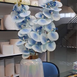 گلدان بلور   شیشه  ای با  گل ارکیده آبی آسمانی لمسی رگه دار