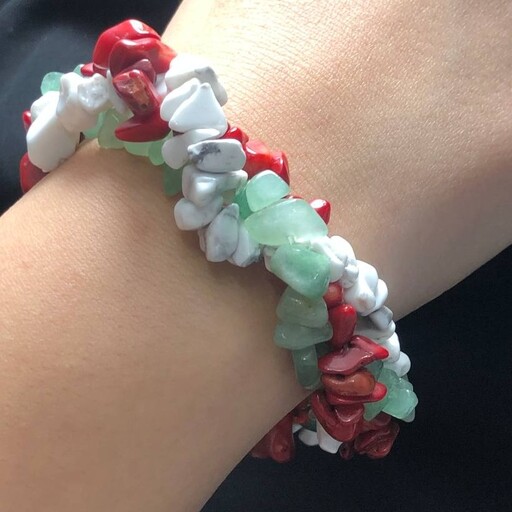 دستبند زیبا با طرح ایران یا تم یلدا با مهره سنگ های دفرمه مرجان قرمز،هالویت،عقیق سبز کاملا طبیعی و سرشار از انرژی کد 451