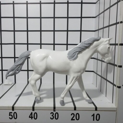 اسب بزرگ تند پا درسه رنگ مشکی سفید وقهوه ای جنس پلاستیک بسیار مقاوم و محکم  یال وسم رنگ آمیزی شده