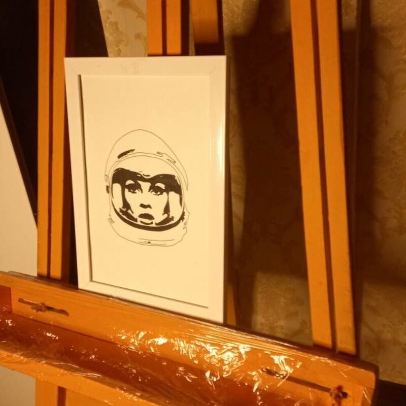 تابلو نقاشی دستی روی مقوای فابریانو  مدل سر فضانورد  با قاب و شیشه