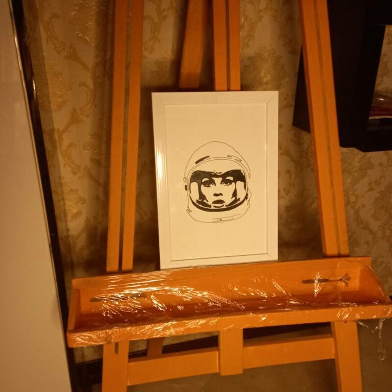 تابلو نقاشی دستی روی مقوای فابریانو  مدل سر فضانورد  با قاب و شیشه