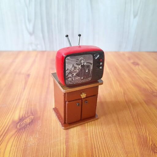 تلویزیون مینیاتوری دهه شصتی همراه با میز چوبی (یه هدیه خاطره انگیز و نوستالژیک)