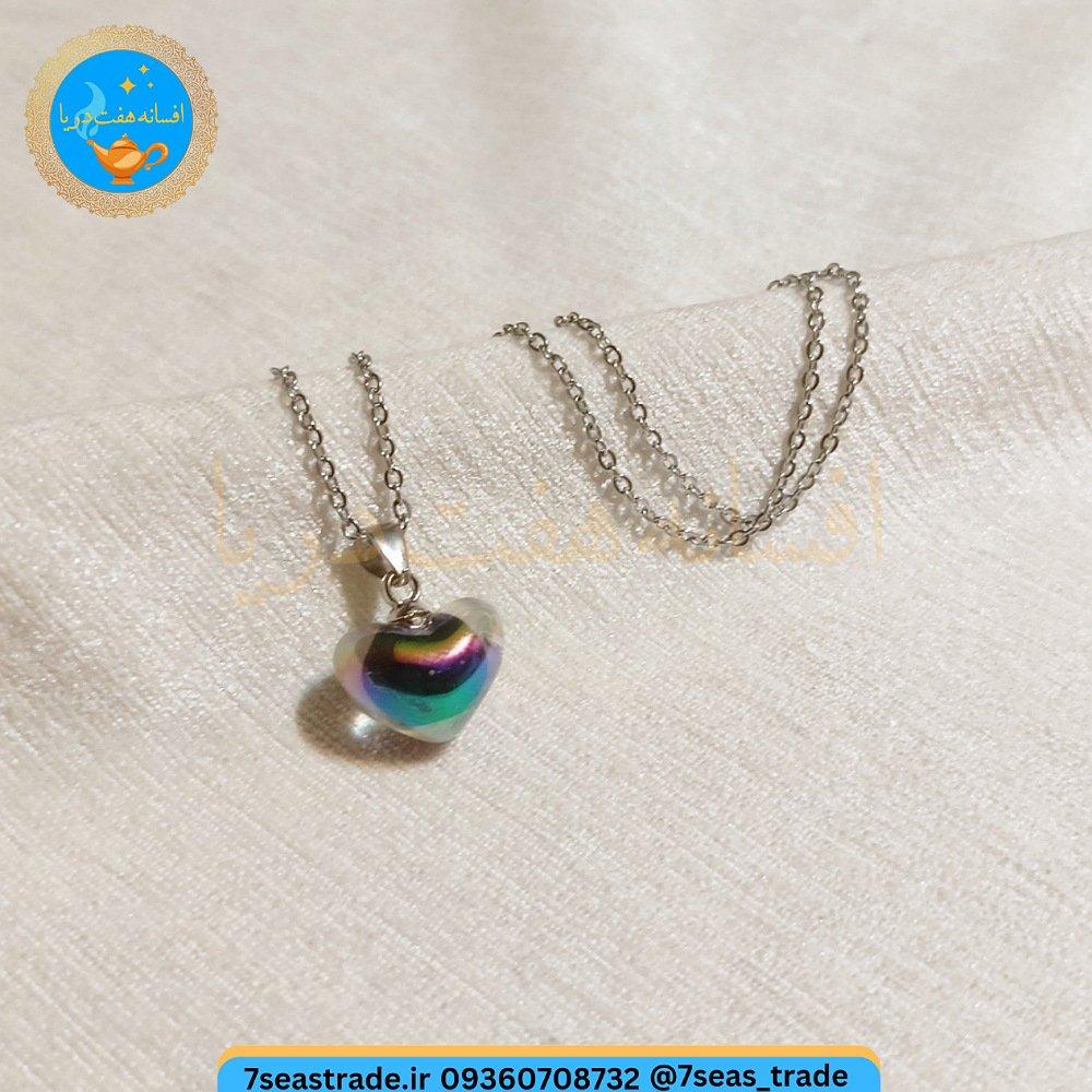 گردنبند فلزی نقره ای مدال شمایل مدل قلب شیشه ای رنگ رنگین کمانی تیره