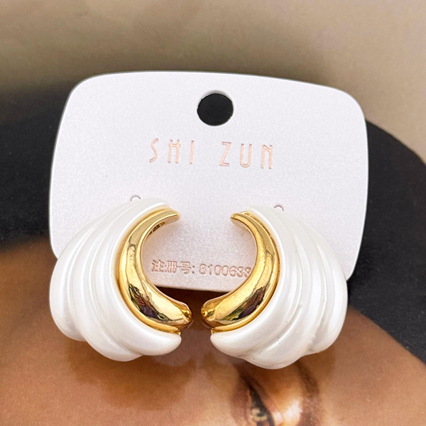 گوشواره دو رنگ نقره‌ای و سفید طرح صدفی