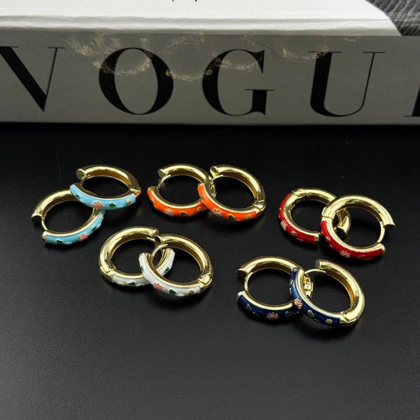 گوشواره حلقه‌ای طلایی میناکاری طرح گل در پنج رنگ