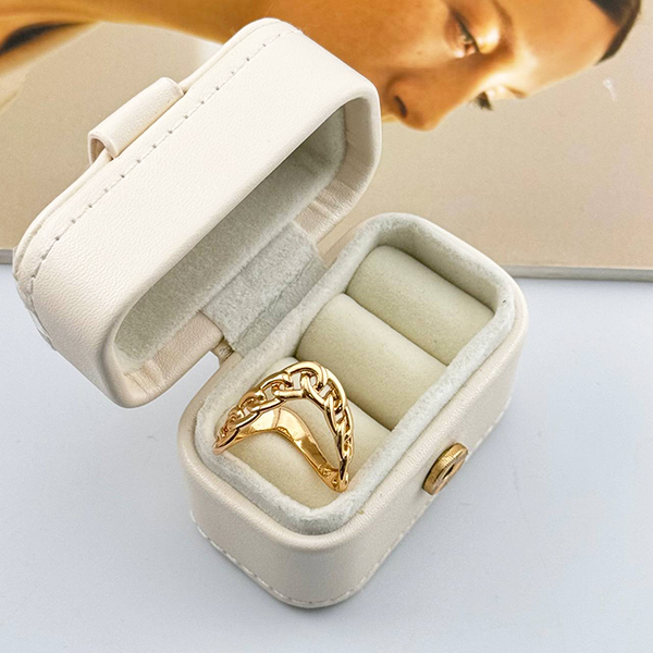 انگشتر طلایی با طرح زنجیری ساده