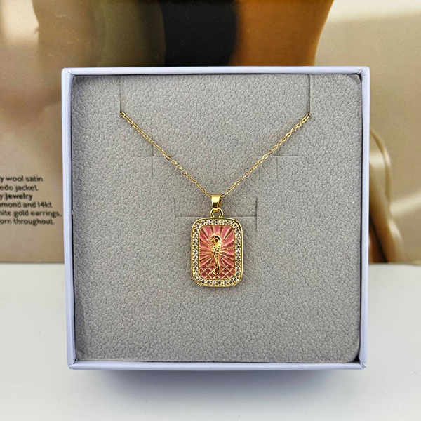 گردنبند طلایی مستطیل با طرح پرنده درخشان