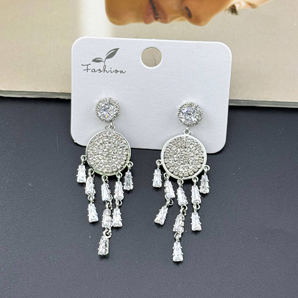 گوشواره آویزی زنجیری نگینی خاص