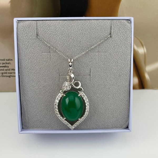 گردنبند زمرد قلبی نقرهای