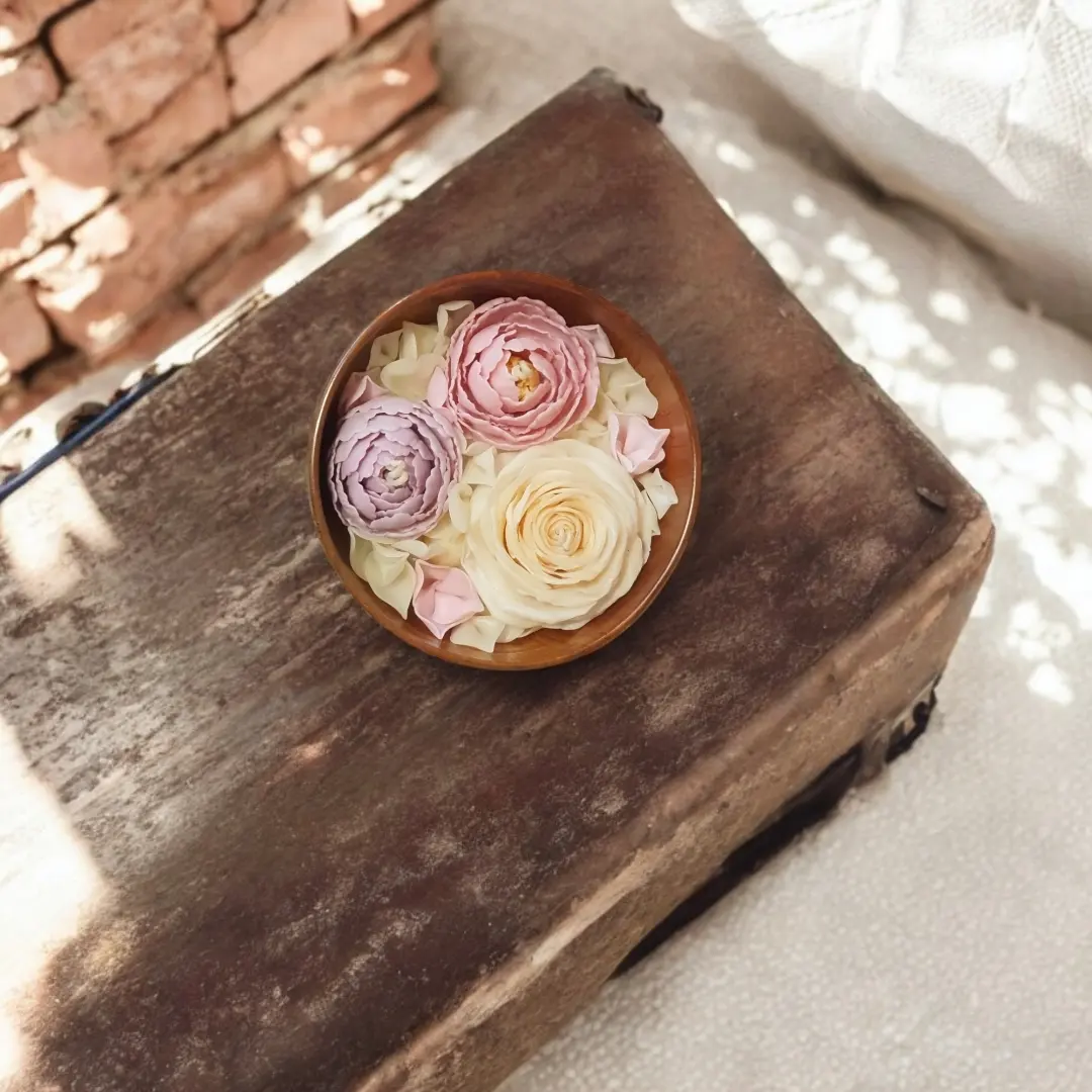 شمع گل رز با کاسه چوبی