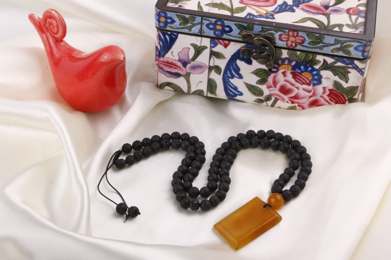 گردنبند لاوا به همراه مدال عقیق زرد (G.169)