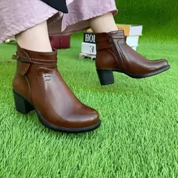 پوتین دخترانه و زنانه طرح زی زی
کد 429 
قالب استاندارد
جنس چرم
پاشنه 5سانت
Size 37 ta 39