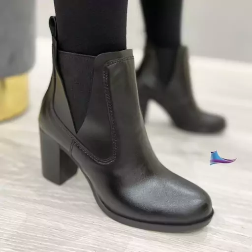 پوتین دخترانه و زنانه طرح زی زی
کد 897 
قالب استاندارد 
کیفیت عالی
پاخور شیک
پاشنه 8 سانت 
Size 37ta39