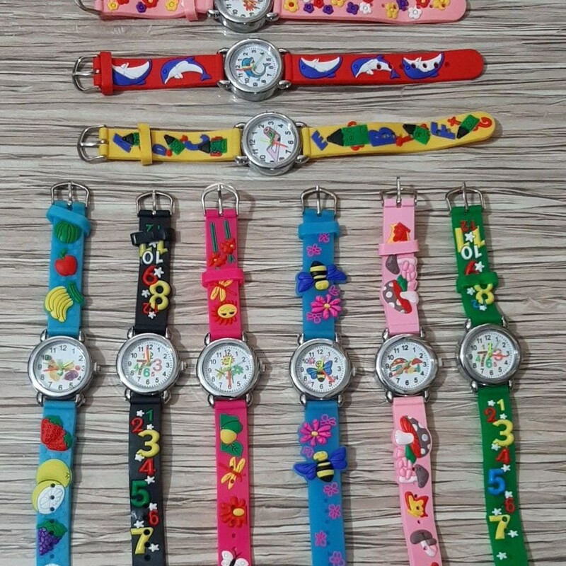 ساعت عقربه ای زیبا در رنگ بندی های مختلف برای همه سنین کودکان 
دارای دستبند های عروسکی زیبا 
نمایش ساعت بصورت عقربه ای 
