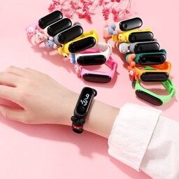 ساعت هوشمند زیبا در رنگ بندی های مختلف برای همه سنین کودکان 
دارای دستبند های عروسکی زیبا 
صفحه لمسی بسیار قوی و قدرتمند