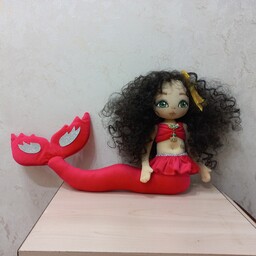 عروسک پری دریایی دستساز با صورت طراحی شده و موهای فر مشکی 