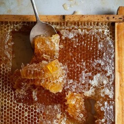 عسل طبیعی موم دار همراه گرده بسیار خوش طعم و با کیفیت ،کیفیت کالا تضمینی است
