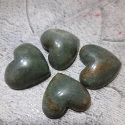پک چهارتایی یشم سبز  تراش خورده به شکل قلب زیبا از سنگ یشم راف