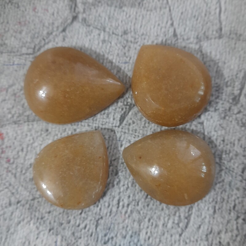 پک چهار تایی نگین سنگ یشم زرد عسلی تراش خورده به شکل اشک از سنگ راف یشم. به صورت تکی هر عدد دویست  هزار تومن