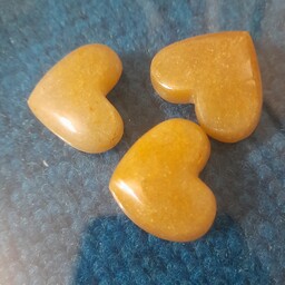 نگین سنگ یشم زرد تراش خورده به شکل رمانتیک قلب از سنگ راف یشم کاملا طبیعی.پک سه تایی 