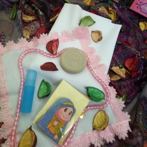 پک هدیه مذهبی حجاب
 محصولات داخل جعبه شامل یک عدد روسری و سجاده عطر  پیکسل طرح