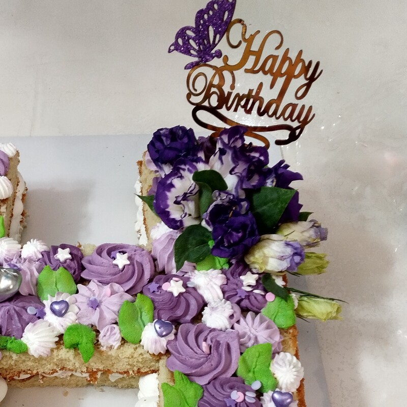 کیک  با فیلینگ خامه و موز و گردو و شکلات چیپسی و سس شکلات با تزیین شمع و گل طبیعی و خامه و مروارید خوراکی و ترافل 
