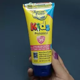 کرم ضد آفتاب بدون رنگ کودک وکالی با spf 35 ضدحساسیت حاوی ویتامین Aو E و C مقاوم در برابر آب و عرق حجم 130 میل انقضا2028