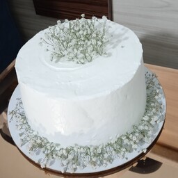 کیک خامه ای خانگی  با تزیین گل  طبیعی وزن 900 گرم  (ارسال به صورت پس کرایه)