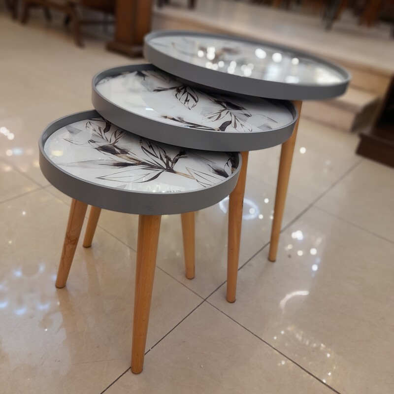 میز وسط (جلو مبلی )  به همراه سه عدد کنار مبلی ، تمام چوب با صفحه ی شیشه ای طرح دار ، برند لوتوس 