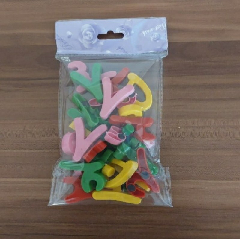 اعداد و علامت های ریاضی اهنربایی پلاستیکی به همراه مهره های اهن ربایی