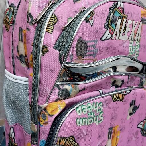 کیف مدرسه ای دخترانه طرح ریز بره ناقلا هولوگرام دار مدل 4 زیپ،رنگ صورتی، جنس خارجی،پشت طبی،بند راشل دار،داخل آستردوزی