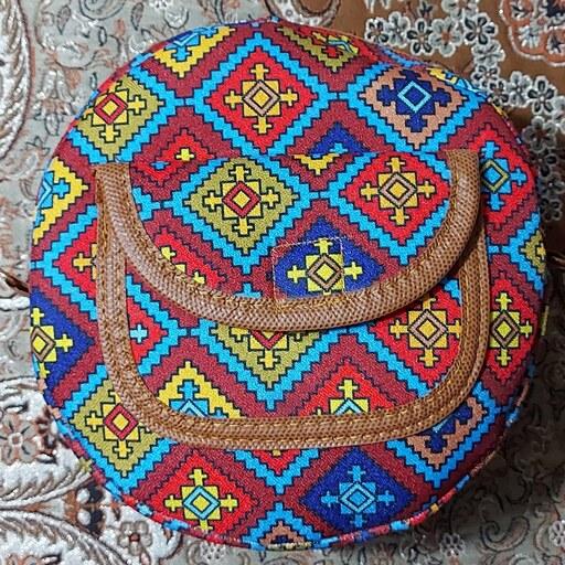 کیف دستی گرد زنانه طرح ترمه، ساخته شده از پارچه پلی استر با قابلیت شستشو
