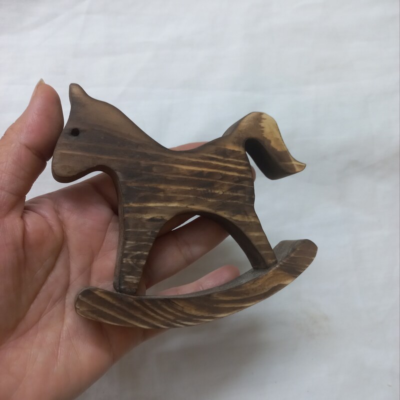 اسباب بازی چوبی اسب چوب روسی در دورنگ طبیعی چوب  وقهوه ای