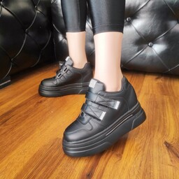 کفش زنانه لژدار دوچسب سایز (37تا40) رنگبندی سیاه سفید جنس زیره پیو رویه چرم صنعتی درجه یک
