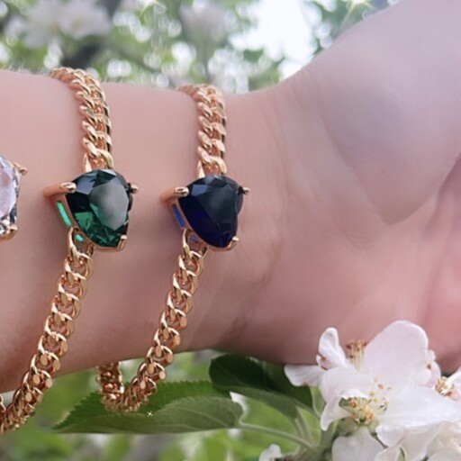 دستبند زنانه سبز  با رنگ ثابت و نگین طرح قلب  همراه با آبکاری طلا  