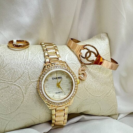 ساعت زنانه ورساچ با حک روی صفحه   به همراه دستبند ورساچه و انگشتر رینگ در دو رنگ صفحه سفید و مشکی