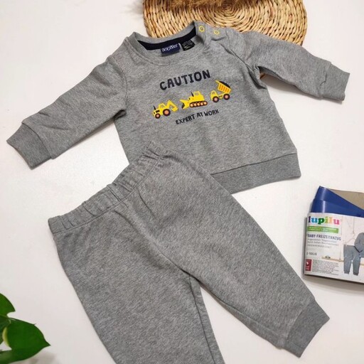 بلوز و شلوار نوزادی پسرانه دورس طرح ماشین 2 تا 6 ماه برند لوپیلو آلمان پوشاک کودک نیکا(ارسال رایگان)