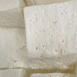 پنیر بلغاری سنتی رسیده درآب نمک 