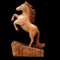 مجسمه چوبی اسب