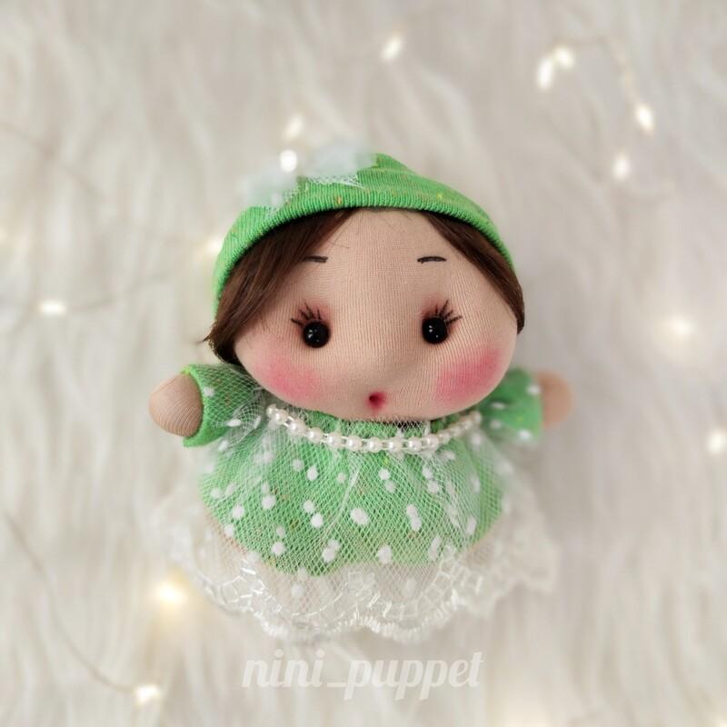 عروسک دختر 12سانتی سبز فسفری با جعبه شیک و زیبا 