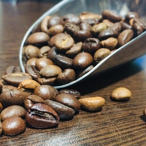 پک 1 کیلویی دانه قهوه فول کافئین 100 درصد ربوستا   روست دارک کرما متوسط طعم بسیار طلخ و کافئین فوق العاده بالا