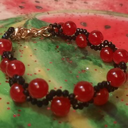 دستبند مروارید سنگی قرمز جیگری  با کریستالهای مشکی