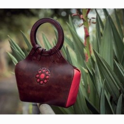  کیف دستی زنانه دست دوز با چرم کاملا طبیعی بسیار زیبا و شیک قابل سفارش در رنگ قرمز قهوه ای وعسلی 