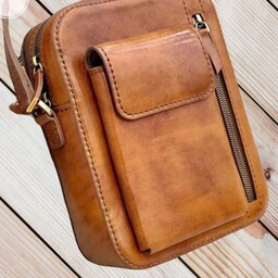  کیف دوشی دست دوز با چرم طبیعی   سایز 28 در22 قابل سفارش با رنگ قهوه ای عسلی  