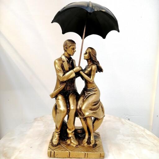 مجسمه و تندیس عاشقانه  زن و مرد چتردار  پلی استری 