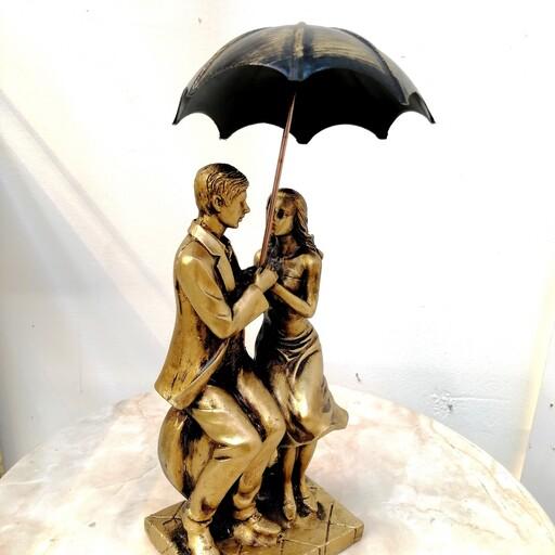 مجسمه و تندیس عاشقانه  زن و مرد چتردار  پلی استری 