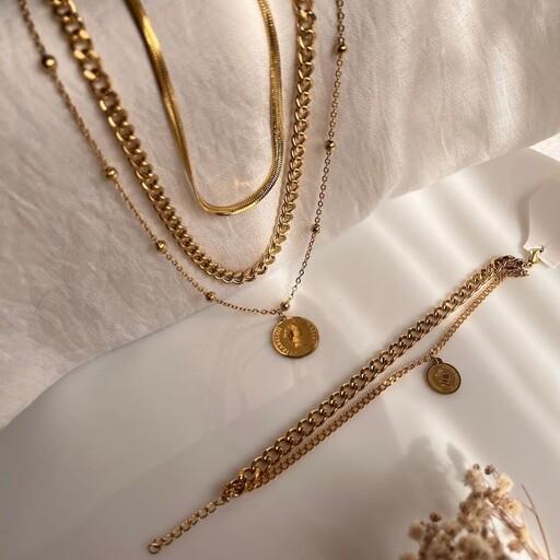 ست دستبند گردنبند استیل سه لاین زنجیر کارتیر و ماری و توپی با آویز الیزابت طلایی رنگ ثابت (لاوین گالری)