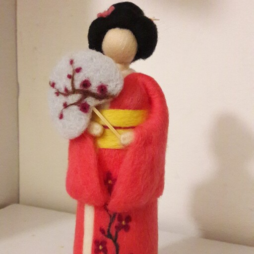 مجسمه و عروسک کچه ای و دکوری ...بانوی ژاپنی...اندازه 15 الی 20 سانت...سبک و زیبا...مناسب برای هدیه دادن